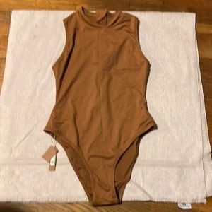 SKIMS SWIM SLEEVELESS ONE PIECE.